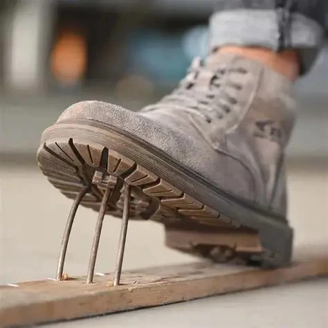 Imagem ilustrativa de Bota de segurança feminina